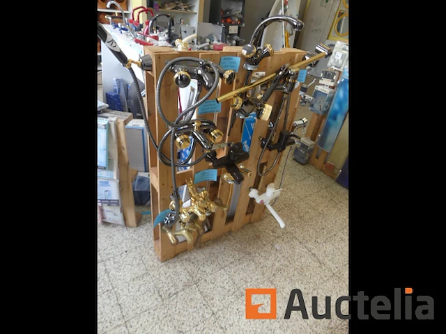 Douche- en/of wastafelmengkranen op displays - afbeelding 7 van  18