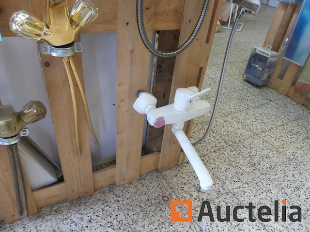 Douche- en/of wastafelmengkranen op displays - afbeelding 8 van  18