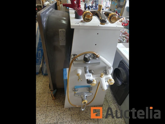 Douche- en/of wastafelmengkranen op displays - afbeelding 9 van  18