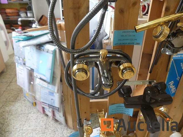 Douche- en/of wastafelmengkranen op displays - afbeelding 12 van  18
