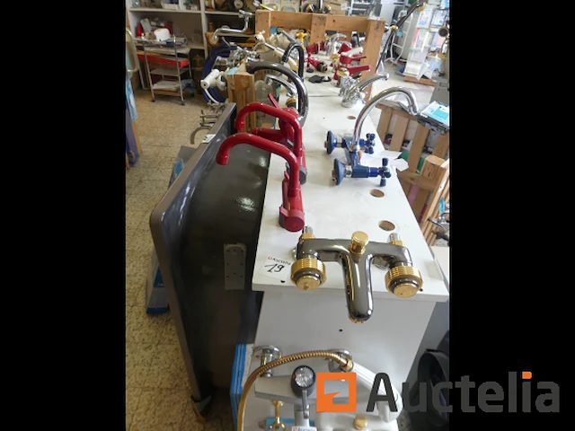 Douche- en/of wastafelmengkranen op displays - afbeelding 17 van  18
