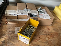 Dozen gedraaide nagels en hout moeren - afbeelding 1 van  6