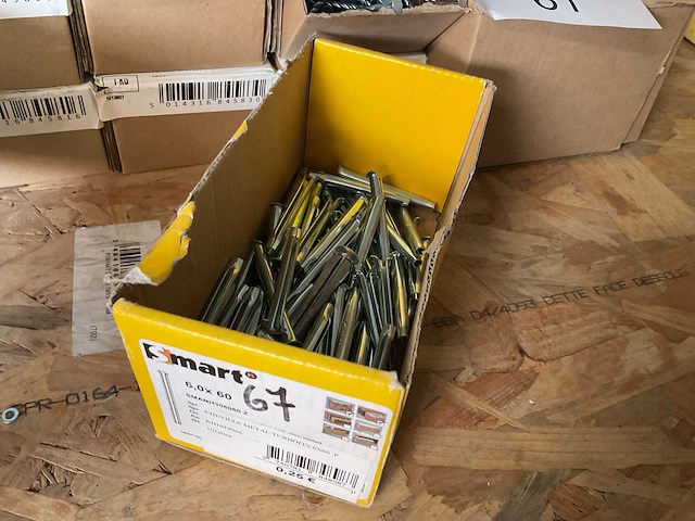 Dozen gedraaide nagels en hout moeren - afbeelding 3 van  6