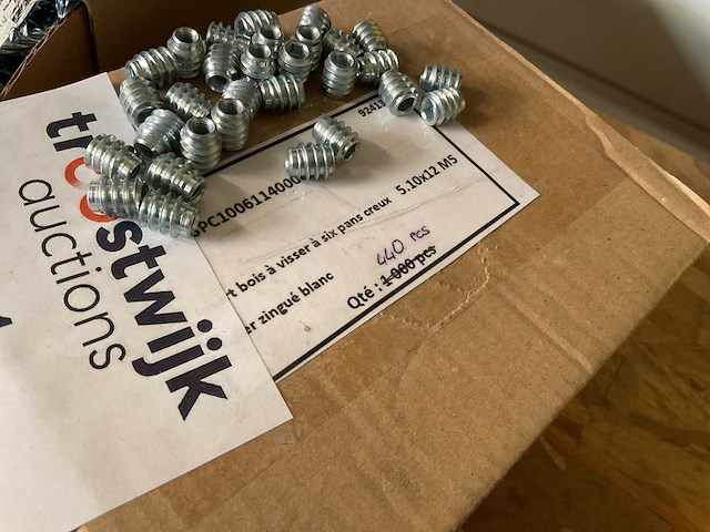 Dozen gedraaide nagels en hout moeren - afbeelding 5 van  6