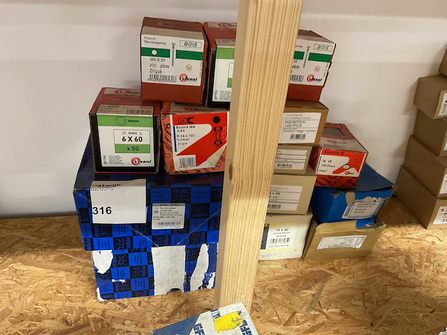 Dozen houtbouten en haken - afbeelding 1 van  5