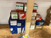 Dozen houtbouten en haken - afbeelding 1 van  5