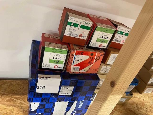 Dozen houtbouten en haken - afbeelding 2 van  5
