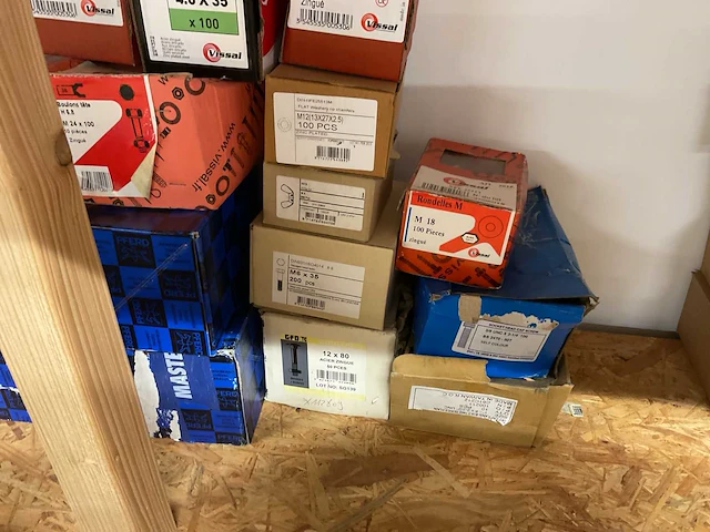 Dozen houtbouten en haken - afbeelding 4 van  5