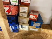 Dozen houtbouten en haken - afbeelding 4 van  5