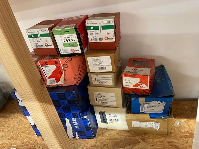 Dozen houtbouten en haken - afbeelding 5 van  5