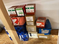Dozen houtbouten en haken - afbeelding 5 van  5