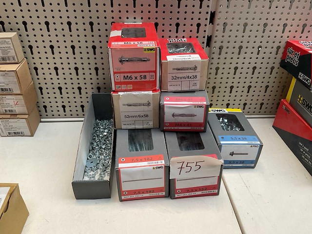 Dozen schroeven en moeren - afbeelding 1 van  5