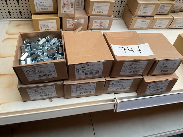 Dozen verleng moeren - afbeelding 1 van  4