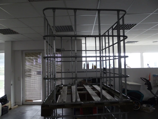 Draadkorf met houten pallet - afbeelding 2 van  3