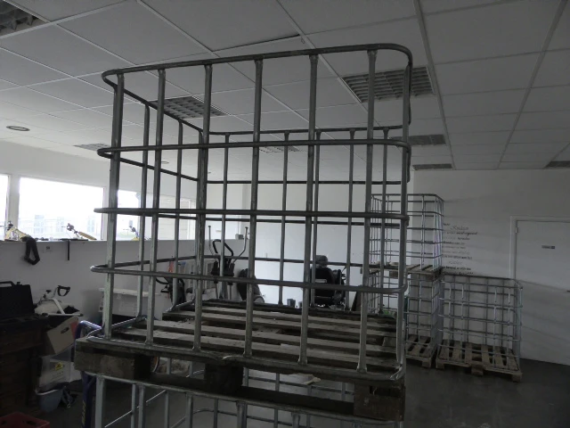 Draadkorf met houten pallet - afbeelding 1 van  3