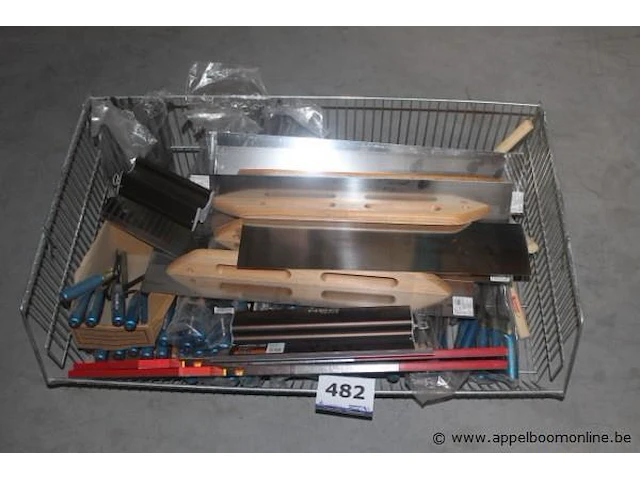 Draadstalen mand inh diverse handgereedschappen wo. voegspatel, etc - afbeelding 1 van  3