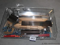 Draadstalen mand inh diverse handgereedschappen wo. voegspatel, etc - afbeelding 1 van  3