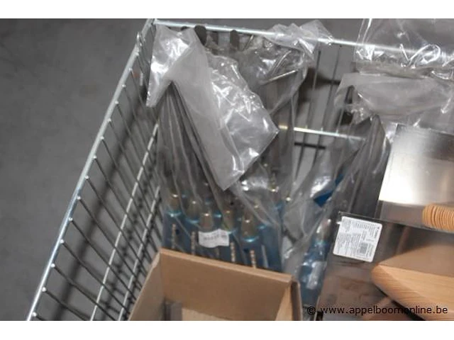 Draadstalen mand inh diverse handgereedschappen wo. voegspatel, etc - afbeelding 2 van  3