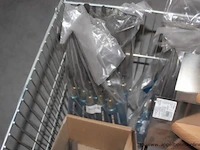 Draadstalen mand inh diverse handgereedschappen wo. voegspatel, etc - afbeelding 2 van  3