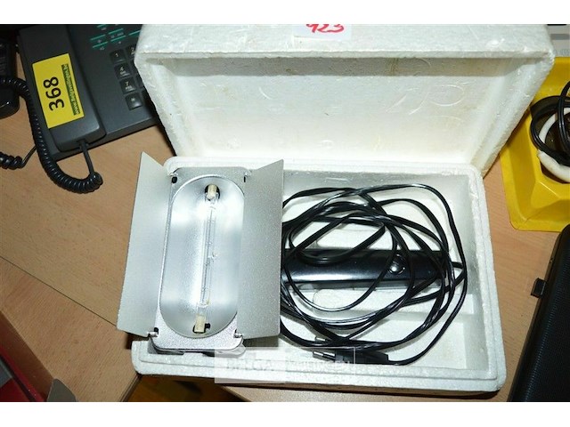 Draagbare halogeenlamp met een reflector en kleppen voor fotografie - afbeelding 1 van  3