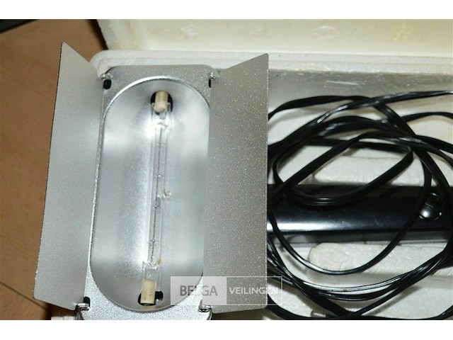 Draagbare halogeenlamp met een reflector en kleppen voor fotografie - afbeelding 2 van  3