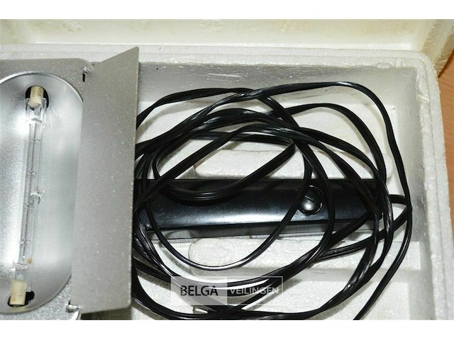 Draagbare halogeenlamp met een reflector en kleppen voor fotografie - afbeelding 3 van  3