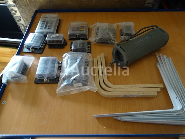 Draagbare wifi-kast, 9 houten of metalen beugels, 10 zekeringkasten - afbeelding 1 van  9
