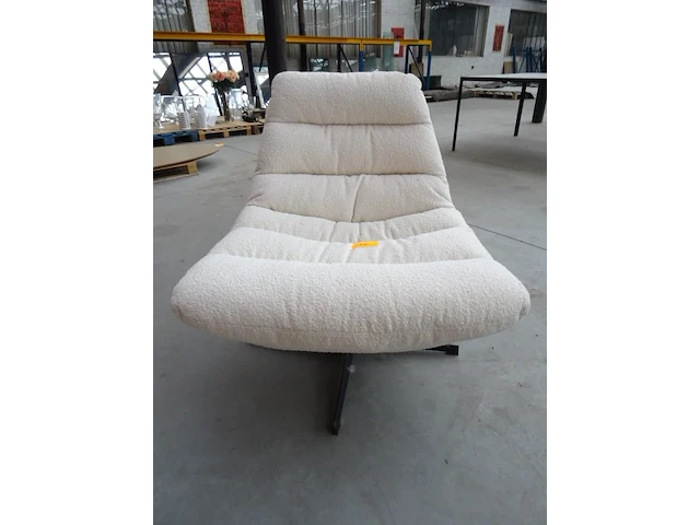 Draaibare stoffen fauteuil - afbeelding 1 van  4