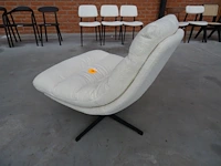 Draaibare stoffen fauteuil - afbeelding 3 van  4