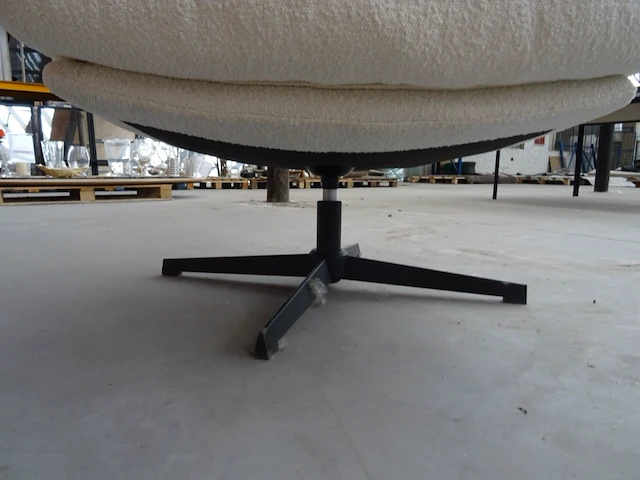 Draaibare stoffen fauteuil - afbeelding 4 van  4