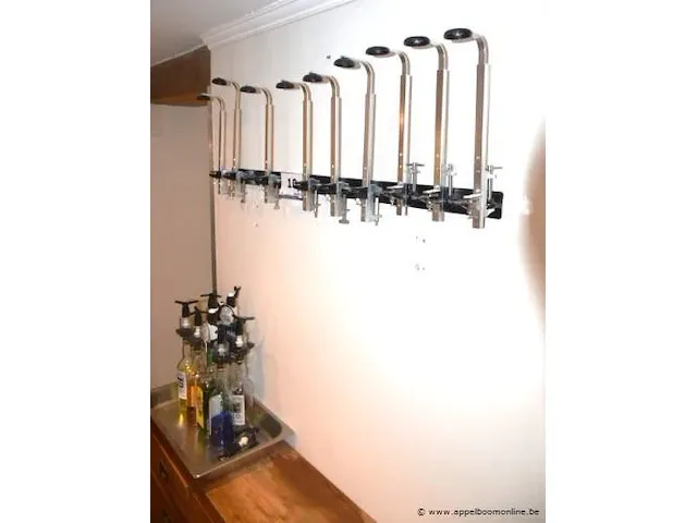 Drankendispenser, bevestigd aan de muur - afbeelding 1 van  2