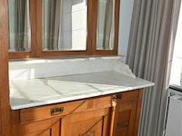 Dressoirkast met spiegel een marmeren blad