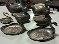 Drie tinnen eenden ,1 in hout en 3 in schaalvorm - afbeelding 1 van  6