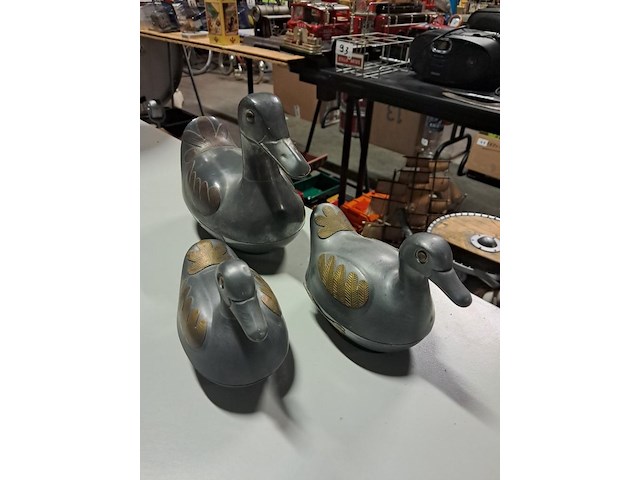 Drie tinnen eenden ,1 in hout en 3 in schaalvorm - afbeelding 2 van  6