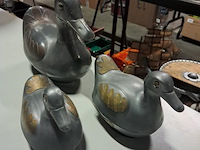 Drie tinnen eenden ,1 in hout en 3 in schaalvorm - afbeelding 2 van  6