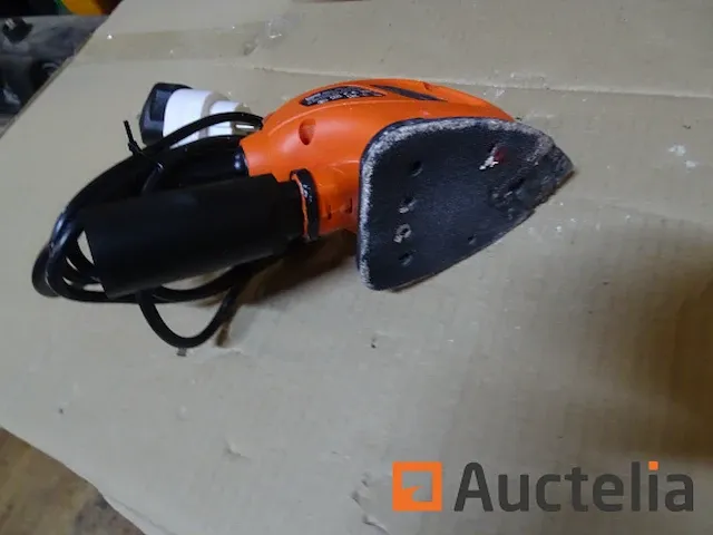 Driehoekige schuurmachine zwart + decker bew230 - afbeelding 1 van  6