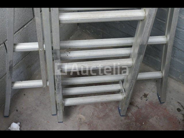 Drievoudig element massieve ladder - afbeelding 2 van  5