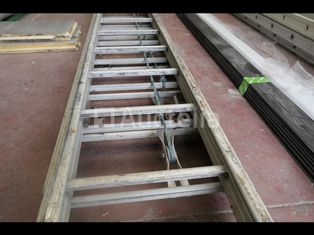 Drievoudig element massieve ladder - afbeelding 1 van  6