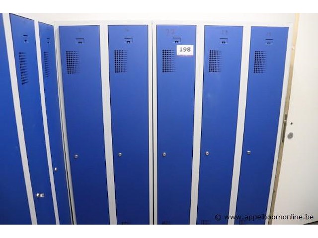 Drievoudige plus 2 voudige stalen garderobekasten - afbeelding 1 van  1