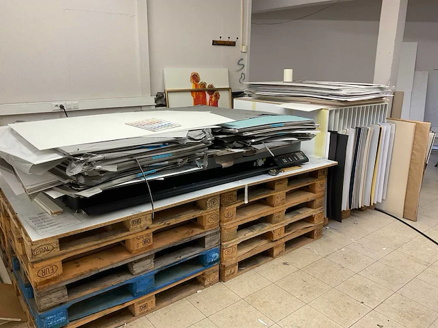 Drukkerij vacuümpers met passe partout kartons. - afbeelding 8 van  10