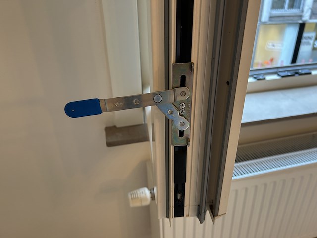 Dubbel opendraaiend pvc raam met onderverdeling - afbeelding 3 van  7