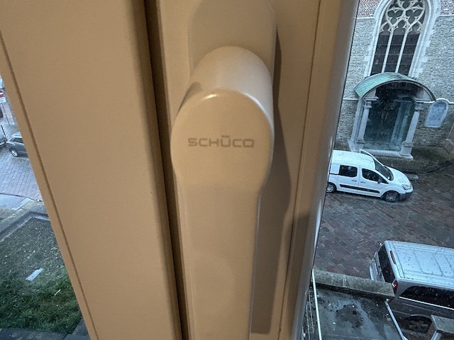 Dubbel opendraaiende pvc raam beige (dubbel glas) - afbeelding 2 van  5