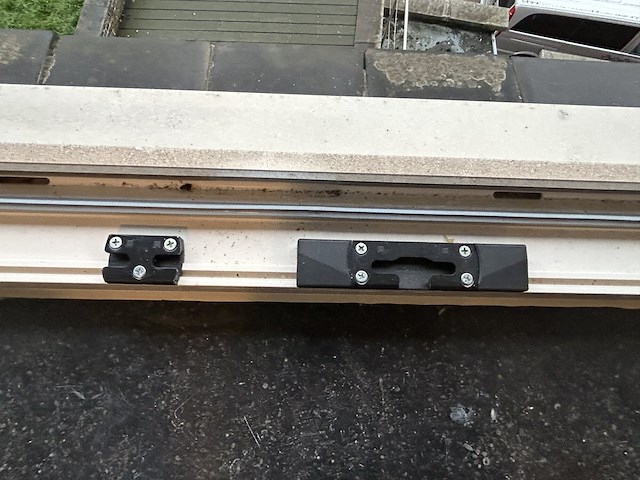 Dubbel opendraaiende pvc raam beige (dubbel glas) - afbeelding 3 van  5