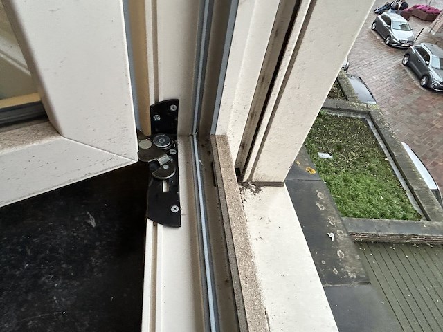 Dubbel opendraaiende pvc raam beige (dubbel glas) - afbeelding 4 van  5