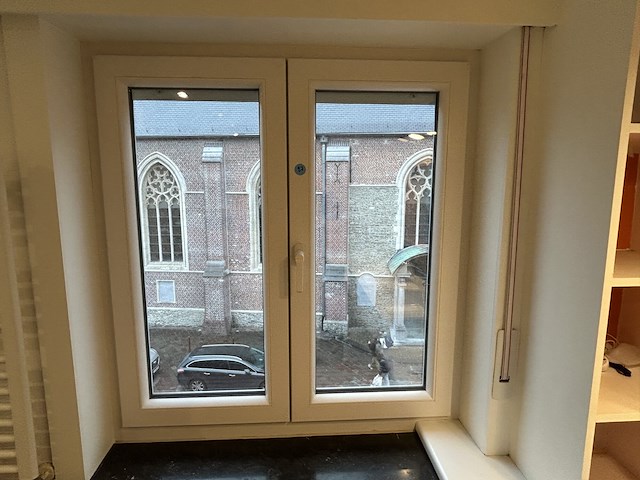 Dubbel opendraaiende pvc raam beige (dubbel glas) - afbeelding 1 van  2