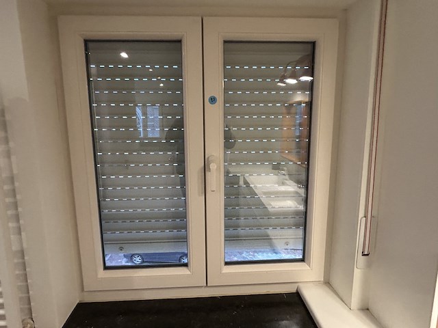 Dubbel opendraaiende pvc raam beige (dubbel glas) - afbeelding 2 van  2