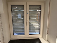 Dubbel opendraaiende pvc raam beige (dubbel glas) - afbeelding 2 van  2