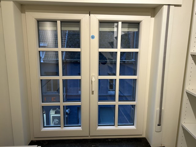 Dubbel opendraaiende pvc raam beige (dubbel glas) - afbeelding 1 van  4