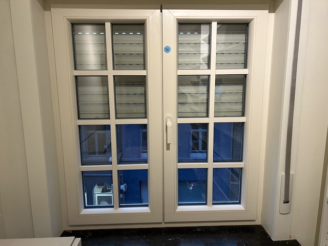 Dubbel opendraaiende pvc raam beige (dubbel glas) - afbeelding 3 van  4