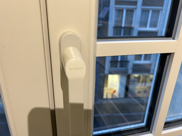 Dubbel opendraaiende pvc raam beige (dubbel glas) - afbeelding 4 van  4